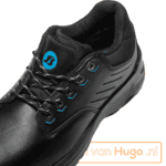 Veilig schoen voor skaten met zwarte leer en blauwe accenten.