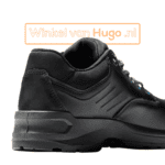 Rode schoenen voor buitenactiviteiten en skateboarden, stijlvol en comfortabel.