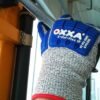 Robuuste work glove met beschermende polsband voor buitenwerk en klussen.