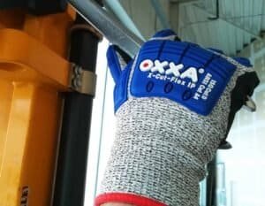 Robuuste work glove met beschermende polsband voor buitenwerk en klussen.