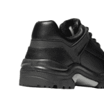 Lage zwarte sneaker met stevige zool en comfortabel ontwerp.