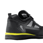 Sportieve zwarte skate- of sneaker schoen met geel detail voor buitenactiviteit.