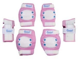 Schutzkleding set voor kinderen, roze en wit met blauwe details, geschikt voor buitensporten.