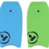 Kleurrijke skateboards met zwart logo, geschikt voor buitenplezier.