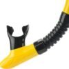 Snorkelset met gele en zwarte onderdelen, geschikt voor buitenactiviteiten en watersport.