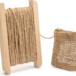 Katoen touw op houten spoel met jute zak voor decoratie of ambachtelijke projecten.
