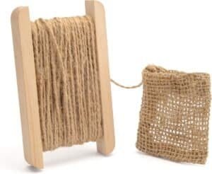 Katoen touw op houten spoel met jute zak voor decoratie of ambachtelijke projecten.