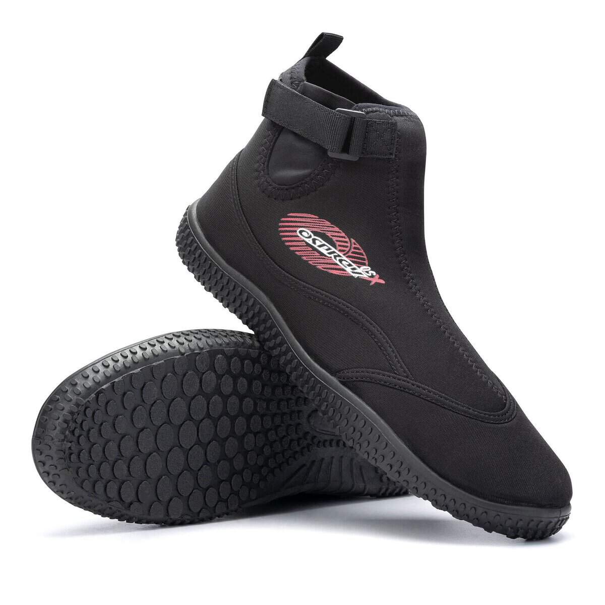 Comfortabele zwarte skateschoenen met antislipzool en verstelbare enkelband.