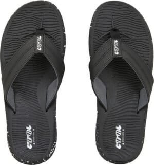 Zwarte sporty slides voor comfortabel wandelen en casual gebruik.
