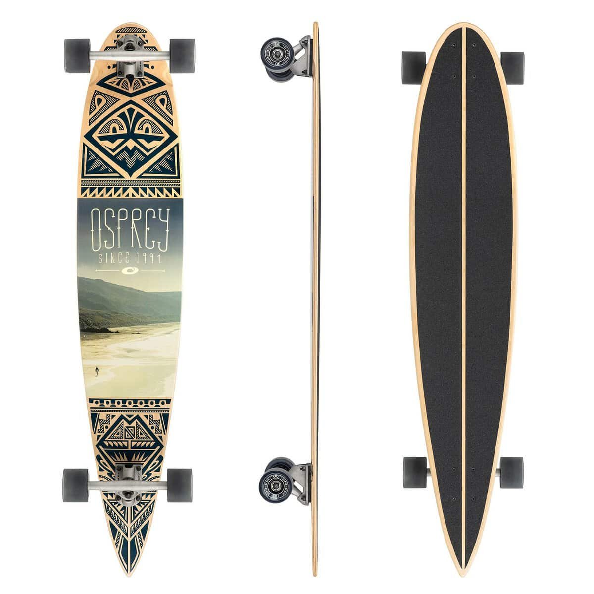 Klein skateboard met grafisch ontwerp en zandstrand achtergrond, geschikt voor buitenplezier.