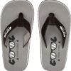 Comfortabele zomerslippers met zwart en wit design voor buitengebruik.