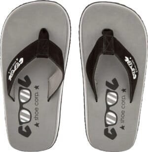 Comfortabele zomerslippers met zwart en wit design voor buitengebruik.
