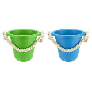 Kleurrijke speelkuipen in groen en blauw met touwhandvat voor buitenplezier.