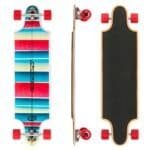 Kleurrijke longboard met rode wielen en griplaag, geschikt voor buiten skateplezier.