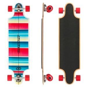 Kleurrijke longboard met rode wielen en griplaag, geschikt voor buiten skateplezier.
