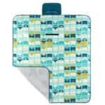 Luchtbed met auto- en camera print in blauwe, gele en witte tinten.