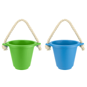 Klein groene en blauwe zandbak emmers met touwhandvatten voor buitenplezier.