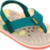 Kleurrijke kinderslippers met bloemenprint en verstelbare banden.