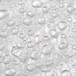 Glas met druppels water, glad oppervlak, close-up, transparant uitstraling, verfrissend en hydraterend.