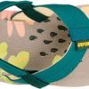Kleine kinder slippers met kleurrijk bloemendessin en verstelbare band.