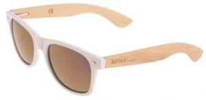 Houten zonnebril met witte rand en bruingevulde glazen, uniek en trendy accessoire.