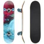 Kleurige skateboard met blauwe wielen en grafisch ontwerp, perfect voor buitenplezier.