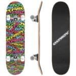 Kleurrijke skateboard met merklogo en zwarte griplaag, compleet met wielen en trucks.