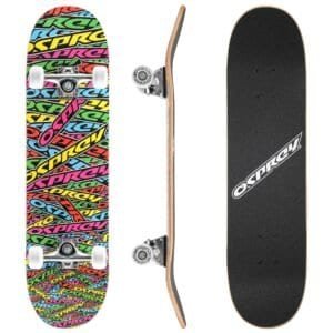 Kleurrijke skateboard met merklogo en zwarte griplaag, compleet met wielen en trucks.
