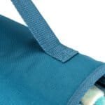 Blauwe sportieve tas met stevige riem en duurzame stof.