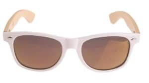 UV-protectieve zonnebril met houten accenten voor heren en dames.