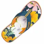 Kleurrijke kinderslipper met bloemendessin en klittenbandsluiting voor buitenplezier.