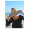Cool Shoe Strohoed Wind Beads gedragen door een vrouw op het strand