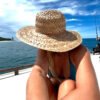 Cool Shoe Strohoed Wind Beads gedragen door een meisje op een boot