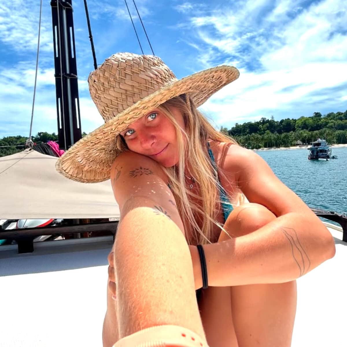 Cool Shoe Strohoed Wind Beads gedragen door een vrouw op een boot met blonde haren en blauwe ogen