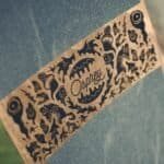 Kunstzinnige sticker met de tekst ‘Osprey’ op een skateboard of surfplank.