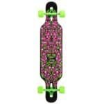 Klein skateboard met kleurrijk monstermotief en neon groene wielen voor buitenplezier.