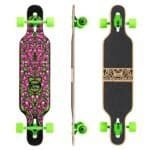 Kleurrijke skateboard met roze, groen en zwart design en zachte groene wielen.