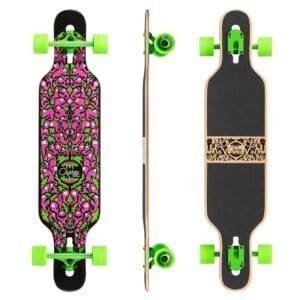 Kleurrijke skateboard met roze, groen en zwart design en zachte groene wielen.