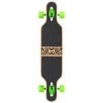Klein skateboard met zwarte grip en groen trucks en wielen voor buitenplezier.