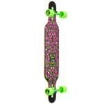 Kleurrijke skateboard met psychedelisch ontwerp en neon groene wielen voor buitenplezier.
