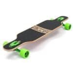 Klein, milieuvriendelijke skateboard met groene wielen en griplaag, ideaal voor buitenplezier.