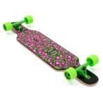 Kleurrijke skateboard met levendige roze en groen design en groene wielen voor buitenplezier.