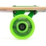 Kleurrijke skateboard wielen en deck, geschikt voor buiten skateboarden en skatesport.