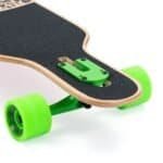 Klein skateboard met groene trucks en wielen, klaar voor buitenavonturen.