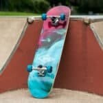 Knokkel skateboard met kleurrijke design, klaar voor actie op het skatebaan. Perfect voor skateboardliefhebbers en outdoor plezier.