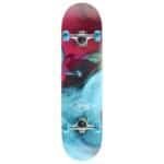 Kleurrijke skateboard met blauwe wielen en artistieke ontwerp op de bovenkant.