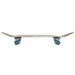 Skateboard met houten deck en blauwe wielen voor buitengebruik en stuntplezier.