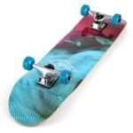 Kunststof skateboard met blauwe wielen en kleurrijk ontwerp, perfect voor buitenplezier.