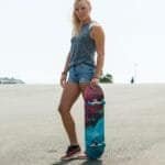 Skateboarder vrouwen op het strand met skateboard buitenclub.