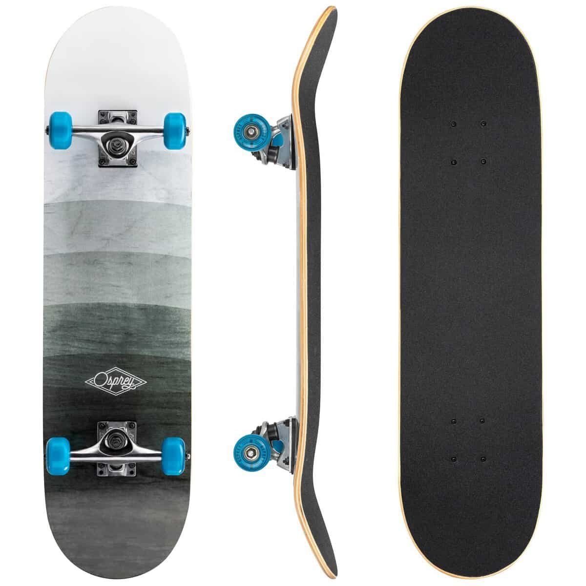 Kleine, sportieve skateboard met blauwe wielen en houten deck, ideaal voor buiten skateplezier.